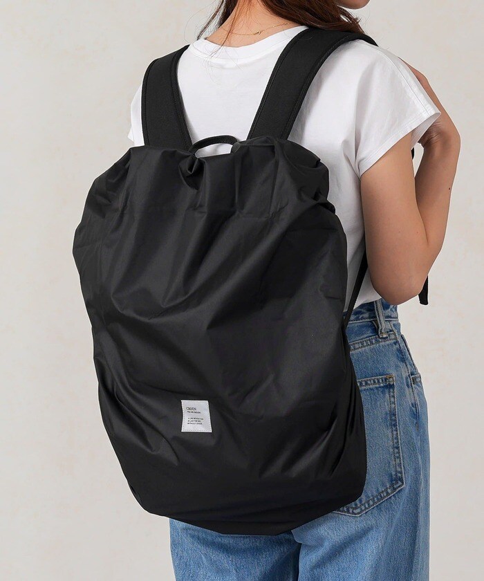 ゴムでリュックにぴったりとフィットします