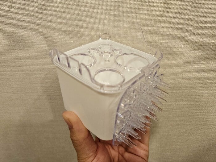 フタ部分を裏返して本体にセットします