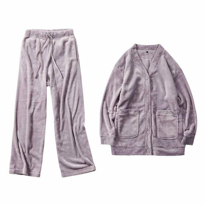 ポリエステル100%の生地は肉厚でボリューム感あり