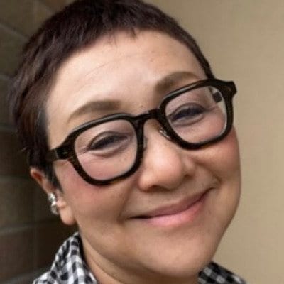 【64歳マダム】が着こなすUNIQLOの〈ホワイトエアリズムパンツ〉トリコロールカラーのおしゃれなマリンスタイルが素敵
