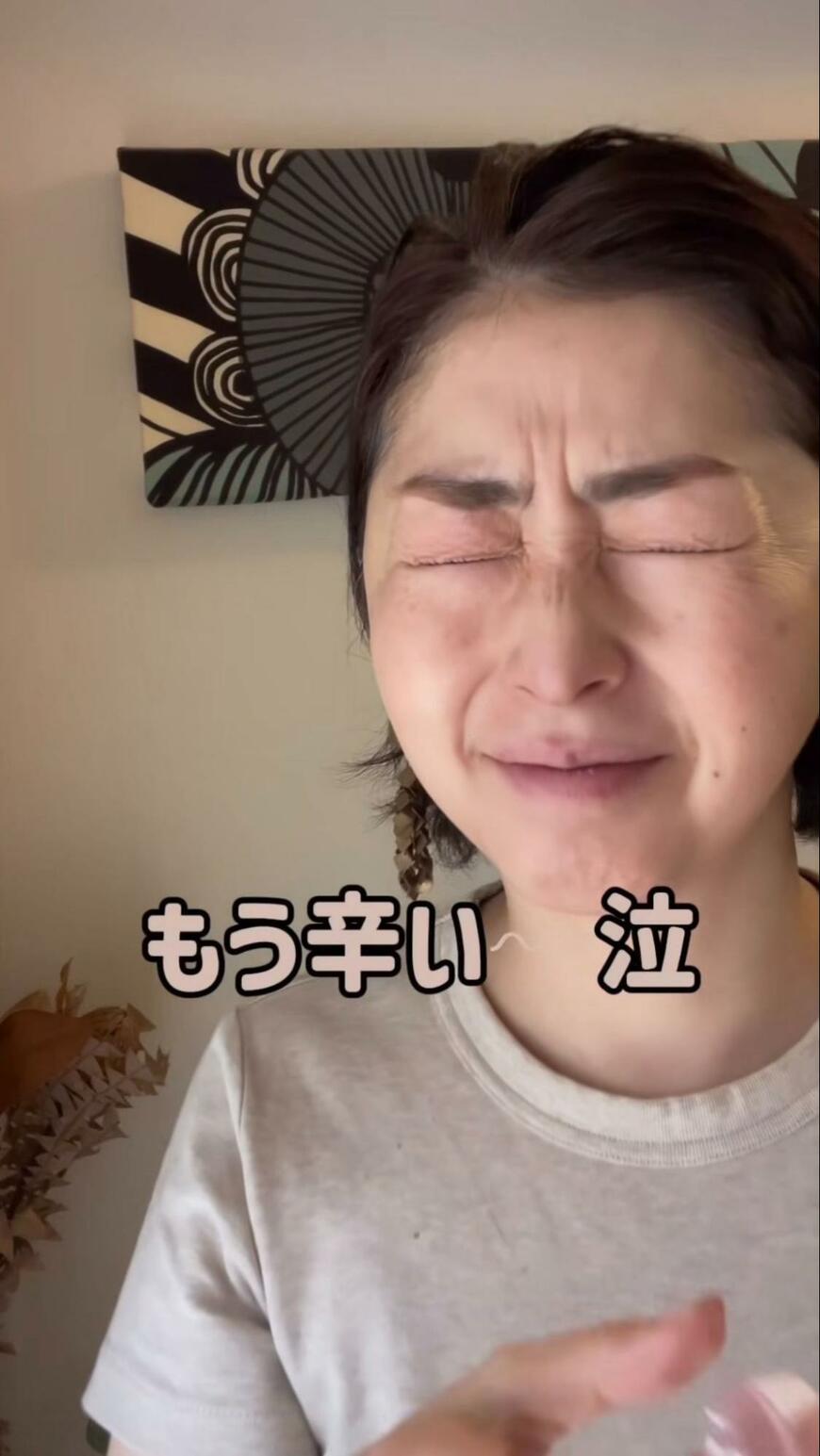 花粉症がつらい春の「引き算メイク」術。大きめメガネで物理的にカバーし、アイシャドウを休んでマスカラのみで仕上げる。涙や摩擦による崩れを防ぐ実用的なアイデア