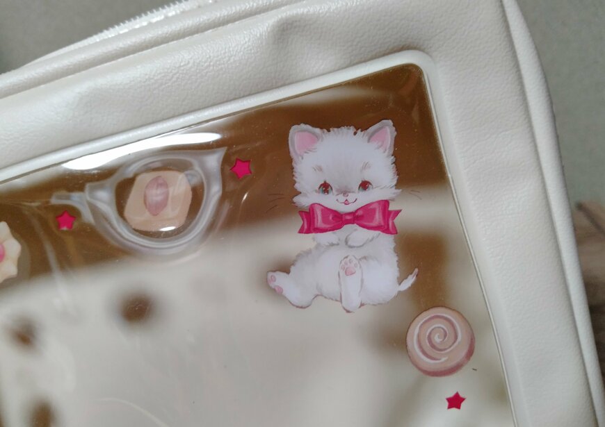 筆者撮影（セリア、PVCポーチ 窓あき ヴィンテージアニマル）