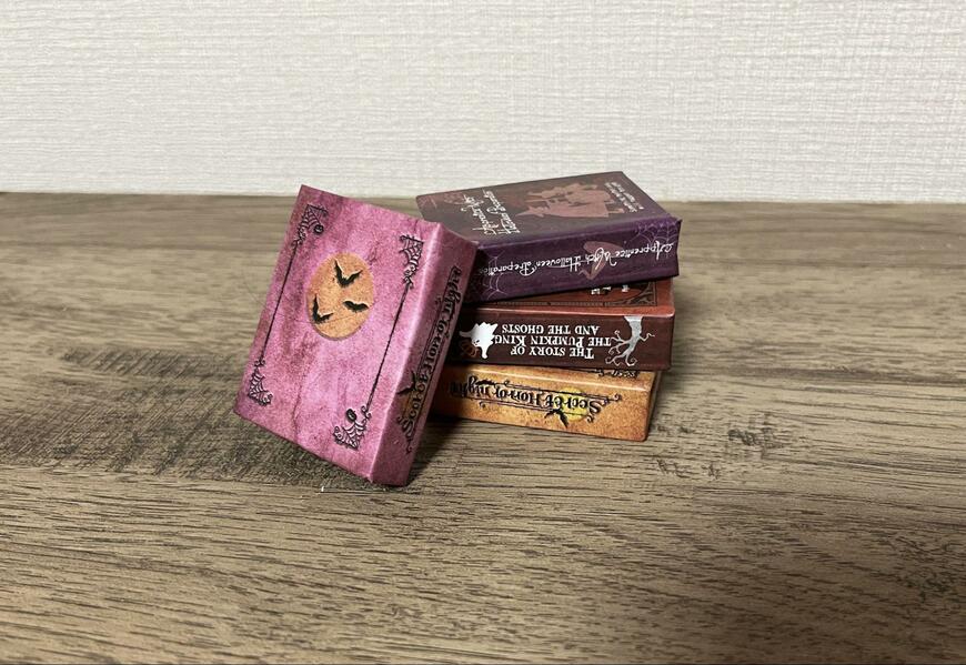 筆者撮影（キャンドゥ、ミニチュアブックオブジェ（ハロウィン）/ミニチュアブックHWワールド）