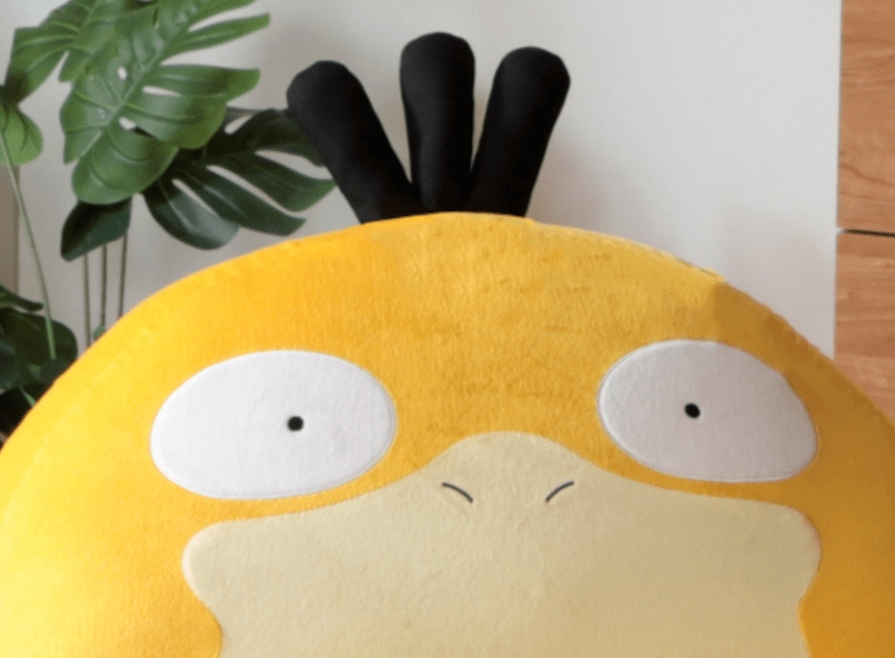 「しっぽがついてる！？」老舗メーカーのポケモンソファ新作は「コダック」こだわりすぎのデザインに大反響「表情がたまらん」