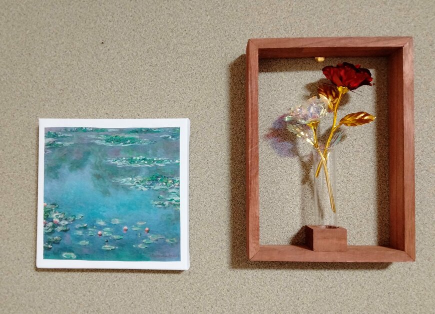 筆者撮影（ダイソー、壁掛け一輪挿しフレーム）