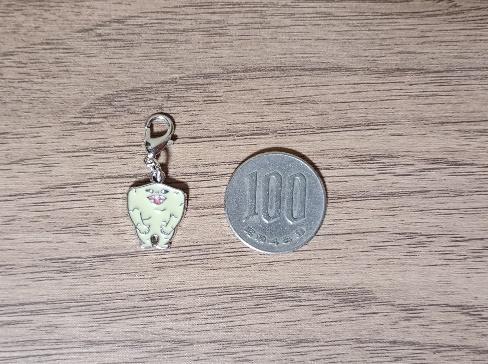 筆者撮影（キャンドゥ、KAIJU メタルチャームB）