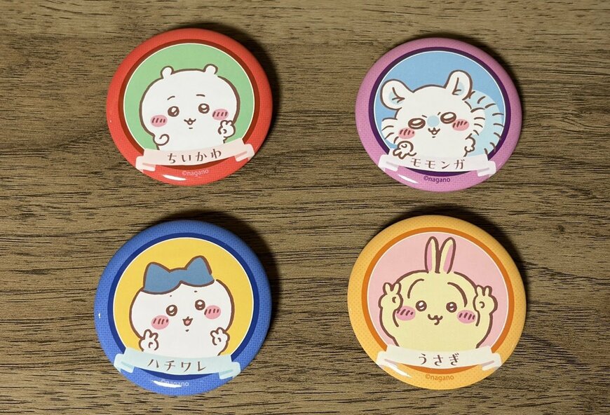 筆者撮影（キャンドゥ、ちいかわ 缶バッジ＆カバーセット）