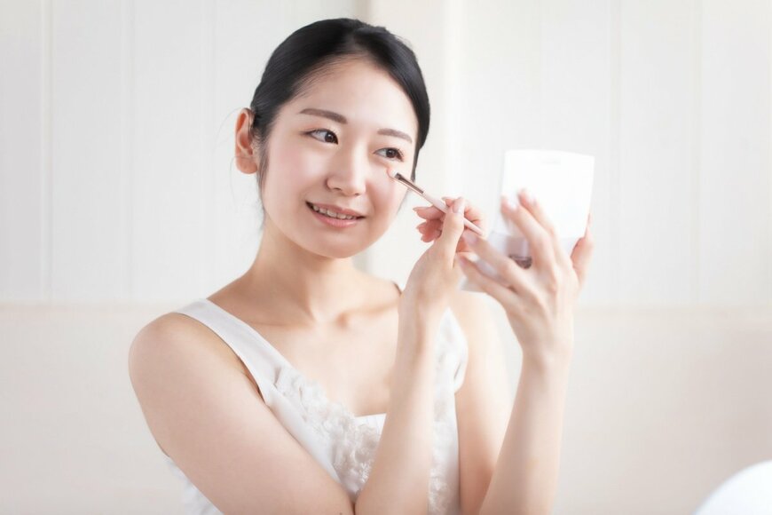 メイクをする女性のイメージ