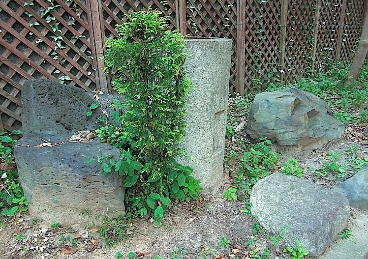あさが来た_5_敷地跡の石.JPG