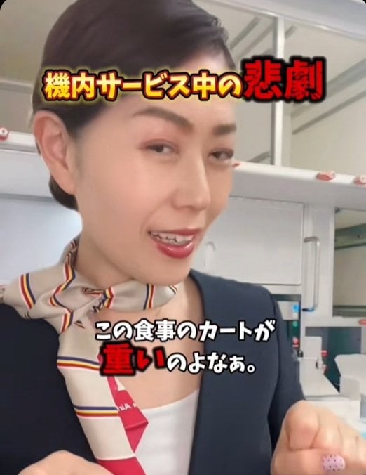 飛行機の食事サービスはカートの重さがネック