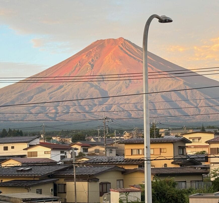 朝日に染まった富士山