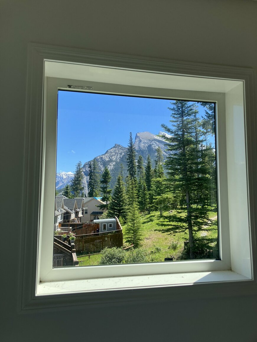 窓から見たバンフの美しい風景