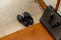 定年を迎えた父親の最後の通勤を見送り　雨の中を歩くスーツ姿に「かっこいい背中」「胸が熱くなる」