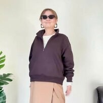 【60歳のスタイリスト】UNIQLO：Cのプルオーバーを着回し　デニムとスカートで印象を変えるコーデに注目