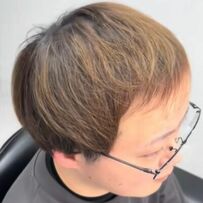 髪の細さや退色に悩む男性　「シルバーメッシュ」でのイメチェン姿が話題に