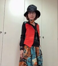 【76歳マダム】“スーパーに行くだけコーデ” UNIQLOのリブTを使った斬新なスタイルに絶賛の声！