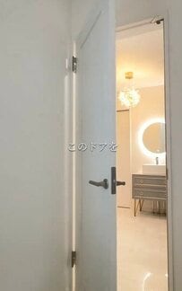 「ワンポイントでセンス良き！」【簡単DIYで海外風おしゃれ】シンプルなドアが〈キラキラ光るおしゃれドア〉に大変身！