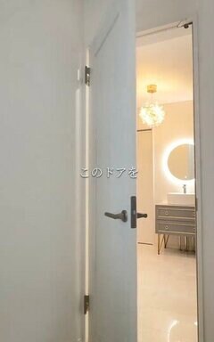 「ワンポイントでセンス良き！」【簡単DIYで海外風おしゃれ】シンプルなドアが〈キラキラ光るおしゃれドア〉に大変身！