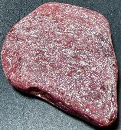真っ赤な石は「ステーキ肉」のよう