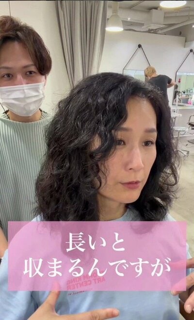 広がりやすいくせ毛を、中途半端な長さのまま持て余していた様子
