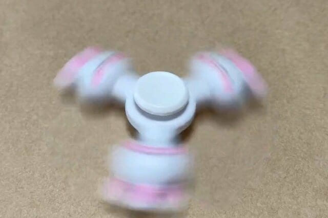 かわいいもの好きの3歳息子も困惑　うさぎが回転するシュールなハンドスピナーが話題