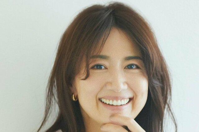 東原亜希 センス光る観葉植物「モンステラ」のある自宅インテリアを紹介「ステキですね」「とってもいい感じ」と反響。軽量のグレー鉢も洗練された印象。