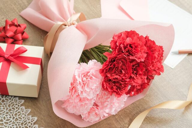 住宅地で目撃した「花輪」に違和感　大きな親子愛を感じる内容に「ユーモアにバンザイ」