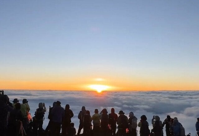 七夕の朝に富士山頂で御来光を撮影　厚い雲海を照らす幻想的な景色に「これが見たかった」と反響が続出