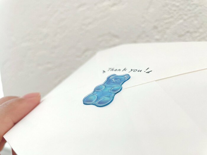 封筒に貼られたフレークシール