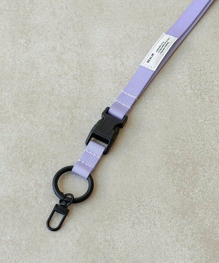 ストラップの根元部分に備わった丸形のカラビナ