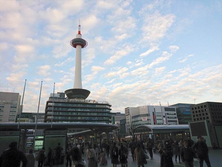 京都駅の向かいに建つ京都タワー