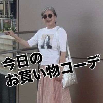【60代マダム】Tシャツ×ピンクフレアスカートの〈大人可愛いお買い物コーデ〉が素敵