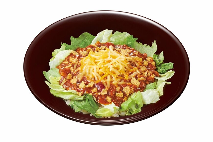 出所：株式会社ゼンショーホールディングス「【すき家】今年はトルティーヤチップスで“ザクザク”食感をプラス♪すき家の夏季限定メニュー「タコライス」をご堪能あれ！」