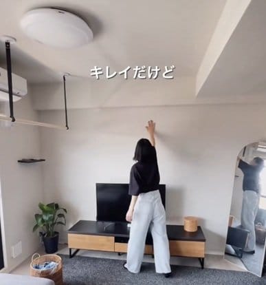 築25年中古マンションの〈真っ白なリビングの壁〉→貼ってはがせる壁紙で〈コンクリート調のアクセントクロス〉に簡単DIY！
