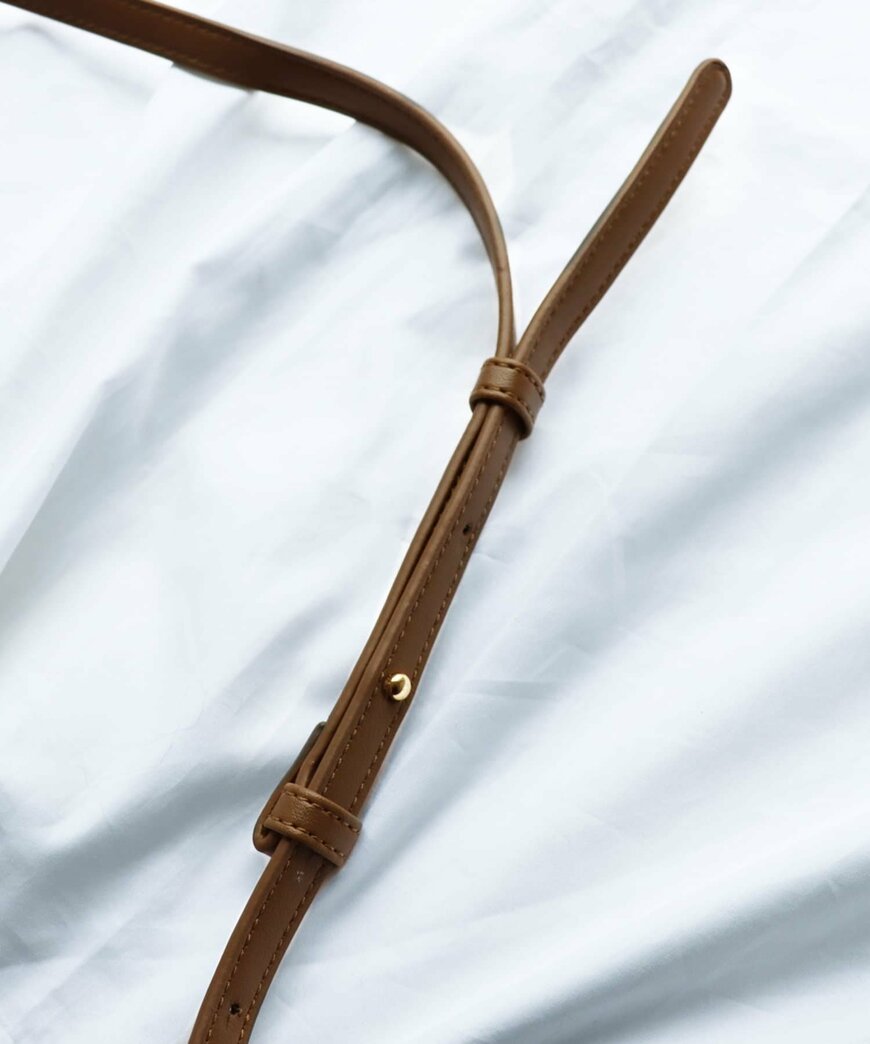 出所：3COINS ラウンドフラップショルダーバッグ