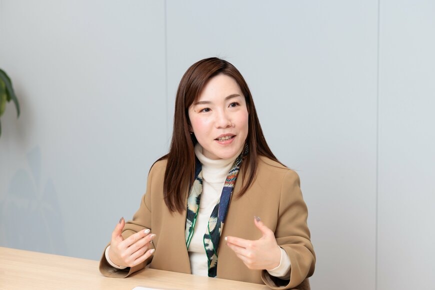 女性ならではのファッションの問題が荷物の「重さ」をより切実なものにしていると語る篠田尚子氏