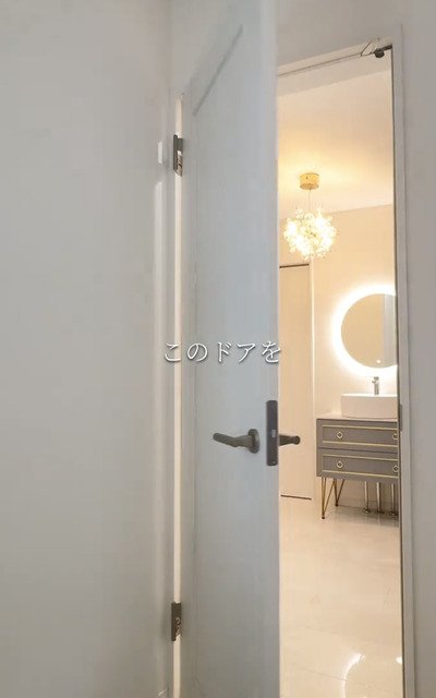 「ワンポイントでセンス良き！」【簡単DIYで海外風おしゃれ】シンプルなドアが〈キラキラ光るおしゃれドア〉に大変身！