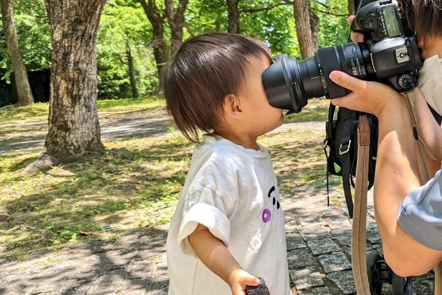 公園で写真撮影を楽しむ親子　被写体との距離ゼロな「撮影風景」にほっこり