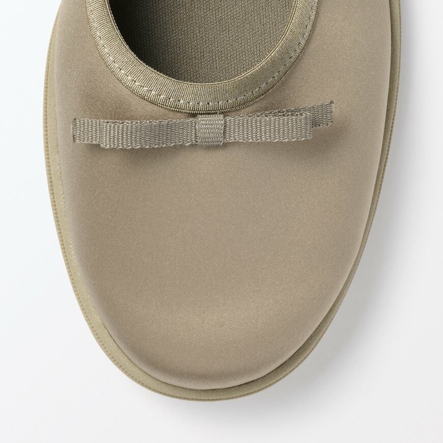 無印良品公式 婦人 柔らかい中敷を使用した 撥水ストラップリボンフラットシューズの画像