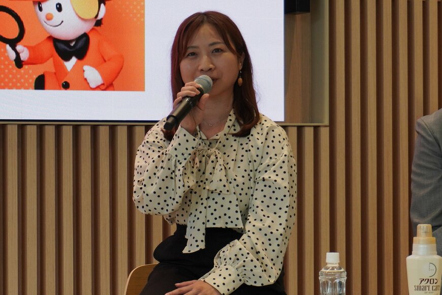 スピーチをする女性の写真