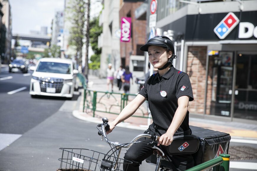 ドミノピザで働いている人の写真