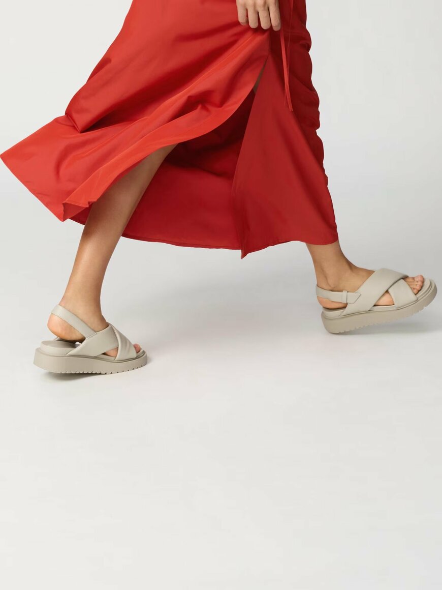 ユニクロ公式　クロスストラップサンダル　画像