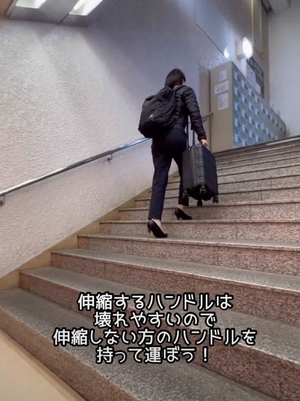 階段を上がる女性