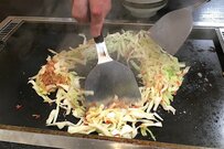 再開発でも元気な「月島もんじゃストリート」〜築地と豊洲のはざまで