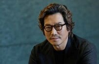  64歳・豊川悦司、スタイル抜群…スーツ姿の近影に「佇まいからオーラが」「スーツは反則」ファン絶賛の嵐