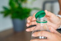 画家がペットボトルのキャップに「スイカ」を描くと…「まさかの仕上がり」にXユーザー驚愕