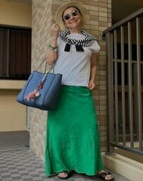 【64歳マダム】鮮やかな〈グリーンのロングスカート〉をおしゃれに着こなす！大人の余裕を感じさせる爽やかコーデが素敵