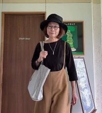 【76歳マダム】「ゴルフレッスンデー」のコーデを披露。ゴルフウェアは着ない！個性派スタイルでオシャレを楽しむ