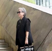 【白髪マダム】ブラックコーデがかっこいい！ジレ×ワイドパンツにメッセージバッグでアクセント