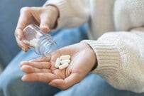 【国民健康保険】加入者の約4割が65〜74歳！年間保険料は1人平均「10万1117円」6割超の世帯が「軽減対象」に